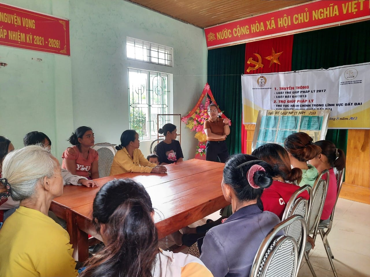 Truyền thông và tư vấn pháp luật lưu động tại bản Khe Giữa và Khe Sung