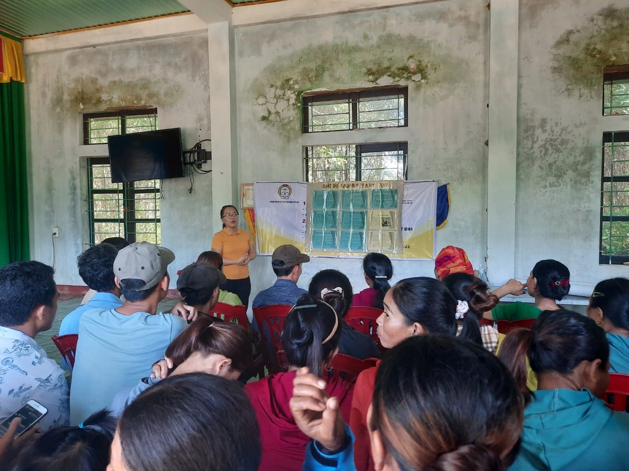 Truyền thông và tư vấn pháp luật cho người dân thôn Hà Lẹc