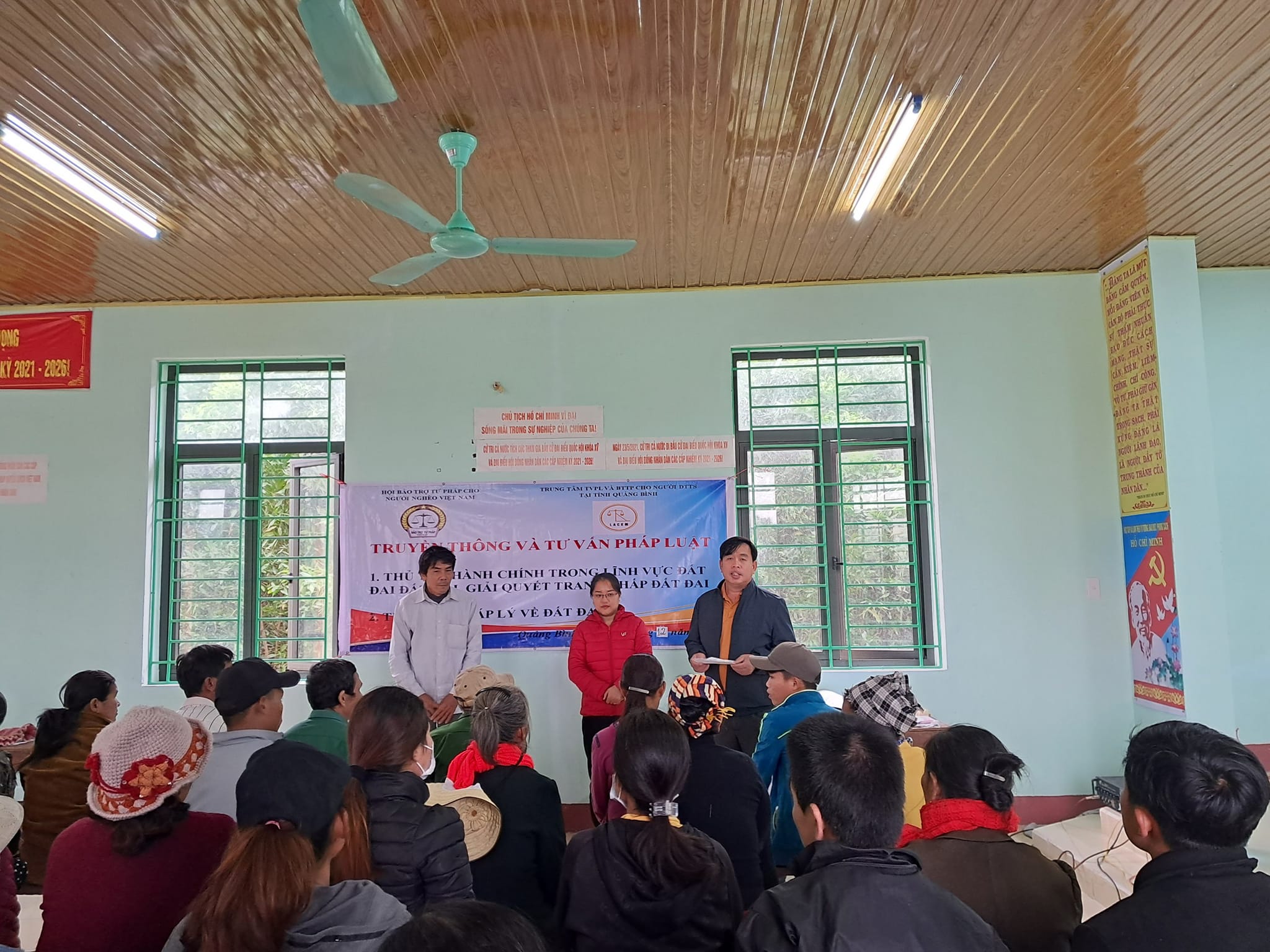 Người dân bản Cửa Mẹc được hỗ trợ pháp luật miễn phí